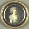 Aeltere_Dame_in_weissem_Kleide_mit_Tuch_und_lila_Guertel.jpg